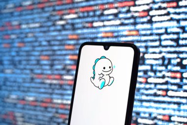 Prag, Çek Cumhuriyeti - 05: 18 2025: Kaynak kod arkaplanı önündeki akıllı telefon Bigo Live logosunu görüntüler.