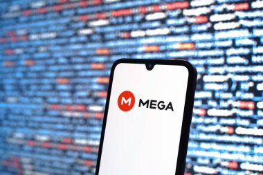 Prag, Çek Cumhuriyeti - 05: 18 2025: Kaynak kod arkaplanı önündeki akıllı telefon Mega logosunu görüntüler.