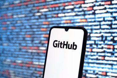 Prag, Çek Cumhuriyeti - 05: 18 2025: Kaynak kod arkaplanı önündeki bir akıllı telefon GitHub logosunu görüntüler.