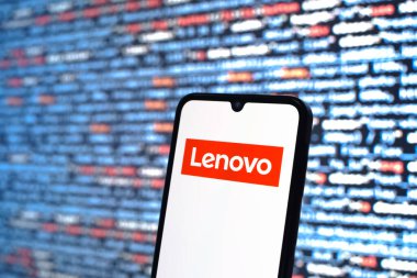 Prag, Çek Cumhuriyeti - 05: 18 2025: Kaynak kod arkaplanı önündeki bir akıllı telefon Lenovo logosunu görüntüler.