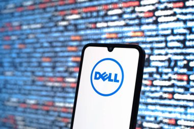 Prag, Çek Cumhuriyeti - 05: 18 2025: Kaynak kod arkaplanı önündeki bir akıllı telefon Dell logosunu görüntüler.