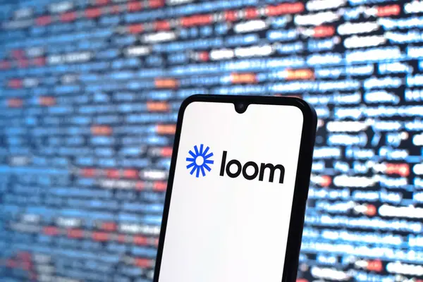 Prag, Çek Cumhuriyeti - 05: 18 2025: Kaynak kod arkaplanı önündeki bir akıllı telefon Loom logosunu görüntüler.