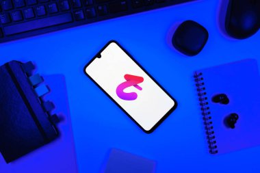 Prag, Çek Cumhuriyeti - 05: 18 2025: Tango logosunu gösteren bir telefonla ofis masasına yerleştirilmiş nesneler.