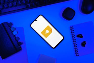 Prag, Çek Cumhuriyeti - 05: 18 2025: Google Keep logosunu gösteren bir telefonla ofis masasına yerleştirilmiş nesneler.