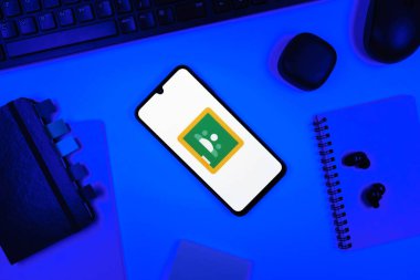 Prag, Çek Cumhuriyeti - 05: 18 2025: Google Sınıfı logosunu gösteren bir telefonla ofis masasına yerleştirilmiş nesneler.