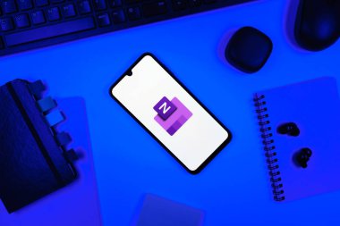 Prag, Çek Cumhuriyeti - 05: 18 2025: Bir ofis masasında Microsoft OneNote logosu olan objeler.