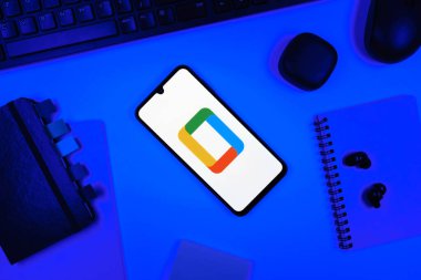 Prag, Çek Cumhuriyeti - 05: 18 2025: Google TV logosunu gösteren bir telefonla ofis masasına yerleştirilmiş nesneler.