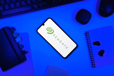 Prag, Çek Cumhuriyeti - 05: 18 2025: Seagate logosunu gösteren bir telefonla ofis masasına yerleştirilmiş nesneler.