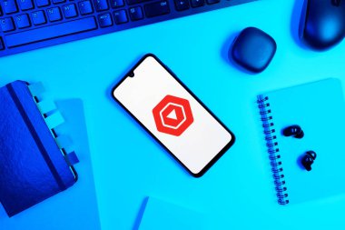 Prag, Çek Cumhuriyeti - 05: 18 2025: Youtube Stüdyo logosunu gösteren bir telefonla ofis masasına yerleştirilmiş nesneler.