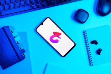 Prag, Çek Cumhuriyeti - 05: 18 2025: Tango logosunu gösteren bir telefonla ofis masasına yerleştirilmiş nesneler.