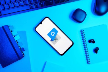Prag, Çek Cumhuriyeti - 05: 18 2025: Google Translate logosunu gösteren bir telefonla ofis masasına yerleştirilmiş nesneler.