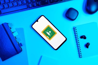 Prag, Çek Cumhuriyeti - 05: 18 2025: Google Sınıfı logosunu gösteren bir telefonla ofis masasına yerleştirilmiş nesneler.