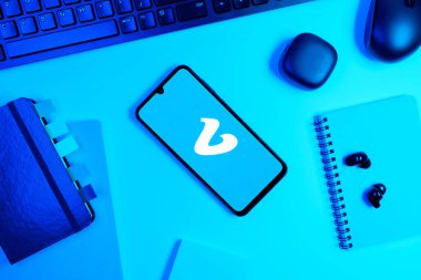 Prag, Çek Cumhuriyeti - 05: 18 2025: Vimeo logosunu gösteren bir telefonla ofis masasına yerleştirilmiş nesneler.