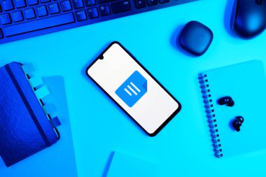 Prag, Çek Cumhuriyeti - 05: 18 2025: Google Doküman logosunu gösteren bir telefonla ofis masasına yerleştirilmiş nesneler.