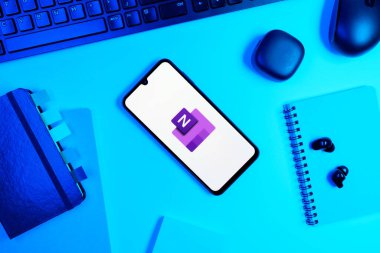 Prag, Çek Cumhuriyeti - 05: 18 2025: Bir ofis masasında Microsoft OneNote logosu olan objeler.
