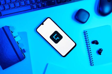 Prag, Çek Cumhuriyeti - 05: 18 2025: Bir ofis masasına yerleştirilmiş nesneler Lightroom logosunu gösteren bir telefonla.