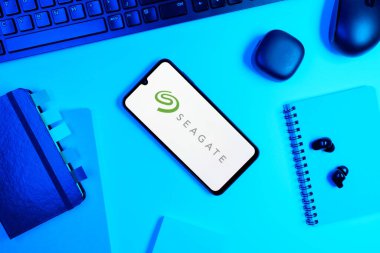 Prag, Çek Cumhuriyeti - 05: 18 2025: Seagate logosunu gösteren bir telefonla ofis masasına yerleştirilmiş nesneler.