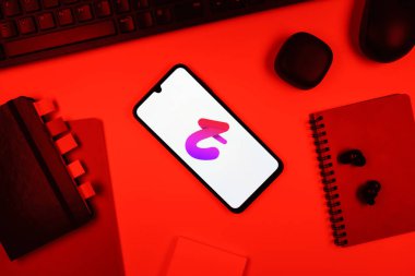 Prag, Çek Cumhuriyeti - 05: 18 2025: Tango logosunu gösteren bir telefonla ofis masasına yerleştirilmiş nesneler.