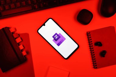 Prag, Çek Cumhuriyeti - 05: 18 2025: Bir ofis masasında Microsoft OneNote logosu olan objeler.