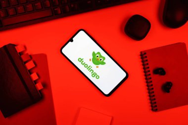 Prag, Çek Cumhuriyeti - 05: 18 2025: Duolingo logosunu gösteren bir telefonla ofis masasına yerleştirilmiş nesneler.