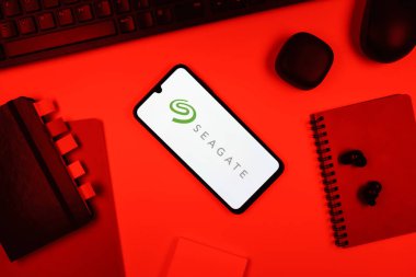 Prag, Çek Cumhuriyeti - 05: 18 2025: Seagate logosunu gösteren bir telefonla ofis masasına yerleştirilmiş nesneler.