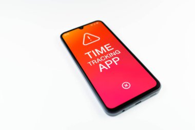 Açık mavi arkaplandaki telefon Zaman İzleme Uygulaması metnini görüntüler.