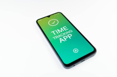 Açık mavi arkaplandaki telefon Zaman İzleme Uygulaması metnini görüntüler.