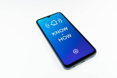 Açık mavi arkaplan üzerinde telefon Bilge metni görüntüler.