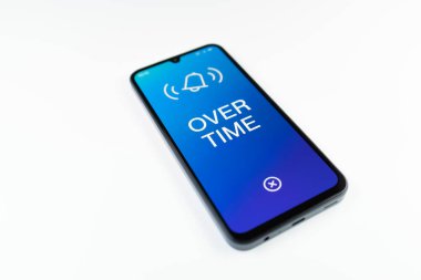 Açık mavi arkaplan üzerindeki telefon fazla mesai metnini görüntüler.