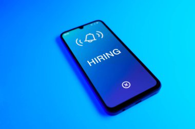 Açık mavi arkaplanda telefon işe alma metnini görüntüler.