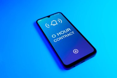 Açık mavi arkaplandaki telefon 0 Saat Sözleşmesi metnini görüntüler.