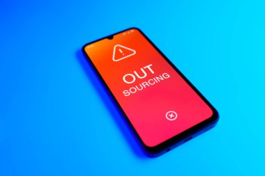 Açık mavi arkaplandaki telefon dış kaynak metni görüntüler.