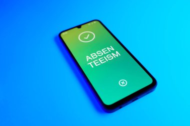 Açık mavi arkaplandaki telefon yokluk metnini görüntüler.