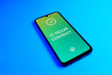 Açık mavi arkaplandaki telefon 0 Saat Sözleşmesi metnini görüntüler.