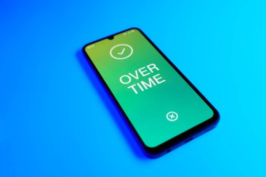 Açık mavi arkaplan üzerindeki telefon fazla mesai metnini görüntüler.