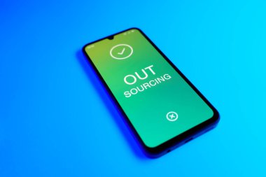 Açık mavi arkaplandaki telefon dış kaynak metni görüntüler.