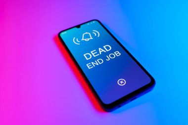 Mor ve mavi arkaplan üzerindeki telefon Çıkmaz Sokak görev metnini görüntüler.