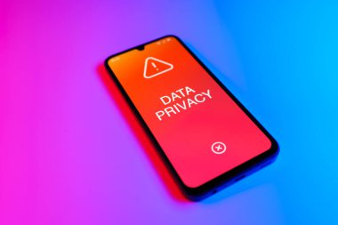 Mor ve mavi arkaplandaki telefon Veri Gizliliği metnini görüntüler.