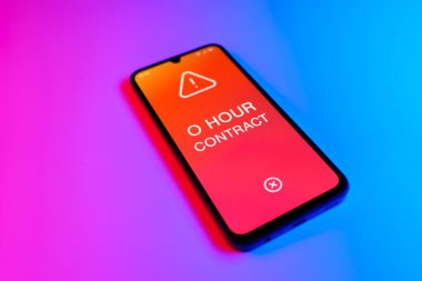 Mor ve mavi arkaplandaki telefon 0 Saat Sözleşmesi metnini görüntüler.