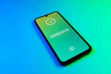 Mavi ve yeşil arkaplan üzerindeki telefon Uygulamalı İzleme Sistemi metnini görüntüler.