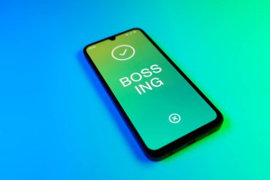 Mavi ve yeşil arkaplan üzerindeki telefon Uygulamalı İzleme Sistemi metnini görüntüler.