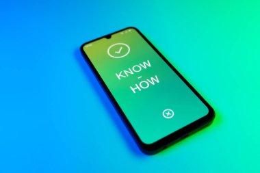 Mavi ve yeşil arkaplan üzerindeki telefon Uygulamalı İzleme Sistemi metnini görüntüler.