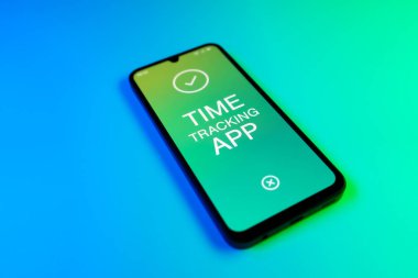 Mavi ve yeşil arkaplan üzerindeki telefon Uygulamalı İzleme Sistemi metnini görüntüler.