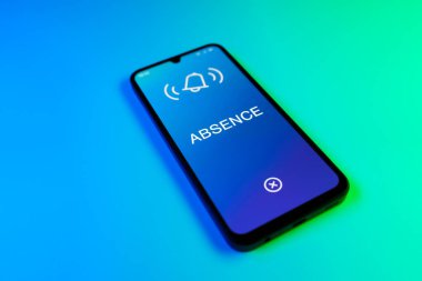 Mavi ve yeşil arkaplandaki telefon yokluk metni görüntüler.