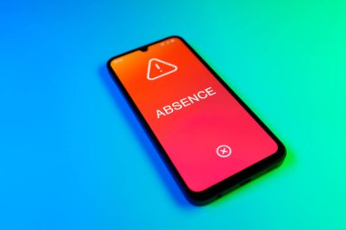 Mavi ve yeşil arkaplandaki telefon yokluk metni görüntüler.