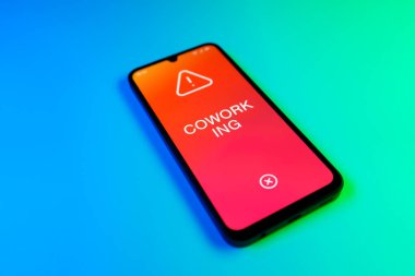 Mavi ve yeşil arkaplandaki telefon çalışma metnini görüntüler.