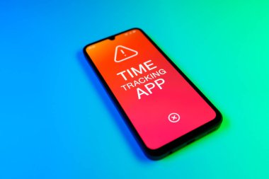 Mavi ve yeşil arkaplandaki telefon Zaman İzleme Uygulaması metnini görüntüler.