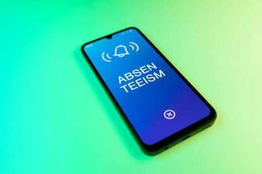 Yeşil arkaplandaki telefon yokluk metnini görüntüler.