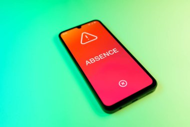 Yeşil arkaplan üzerindeki telefon yokluk metni görüntüler.