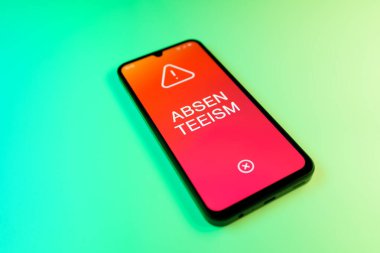 Yeşil arkaplandaki telefon yokluk metnini görüntüler.